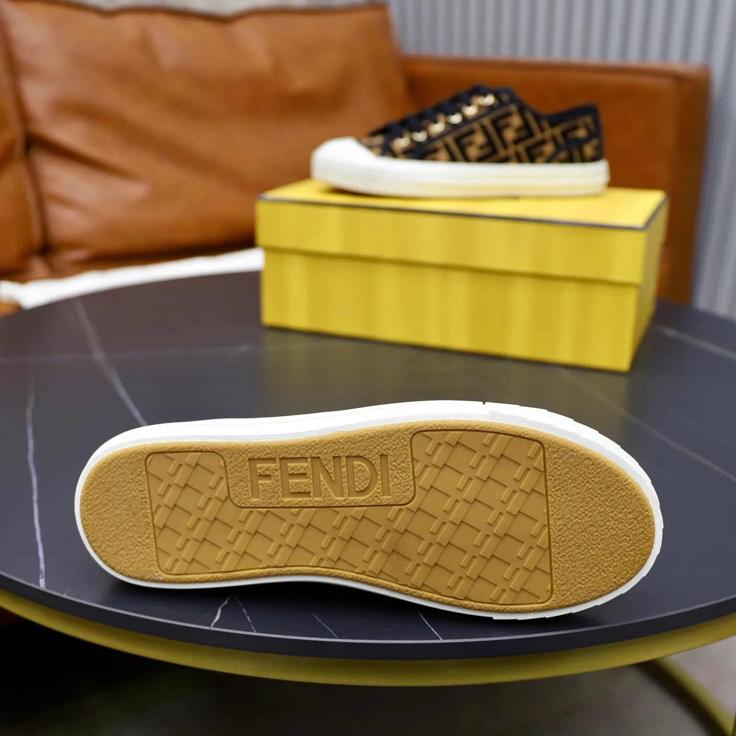 Factory price: 480 original order (couple model) Brand: FENDI Fendi 🙅‍♂️🙅‍♂️🙅‍♂️ Size: Female 35–40, Male 39-44 (45 can be customized) Grade: Official website genuine Material: Imported original LoGO fabric upper Original comfortable lining TPU wear-resistant lightweight outsole Style category: Loafers New trendy shoes Color: actual picture color